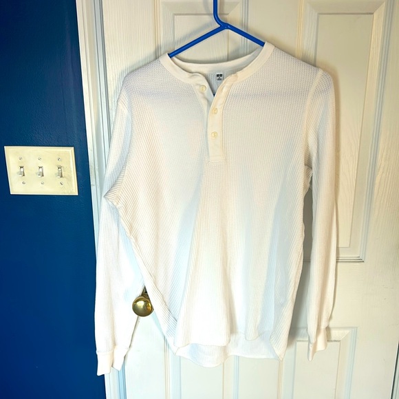 Adult Medium Uniqlo long sleeve white waffle pattern three button shirt - Picture 1 of 3